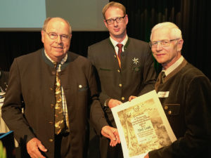 DJV-Präsident Hartwig Fsicher überrreichte Adolf Tausch (rechts im Bild) die DJV-Verdienstnadel in Gold. Foto: Markus Stifter