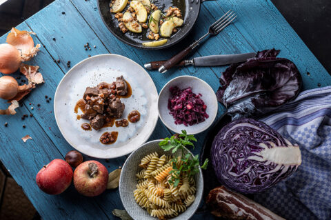 Wildschweingulasch mit Apfel-Rotkohl