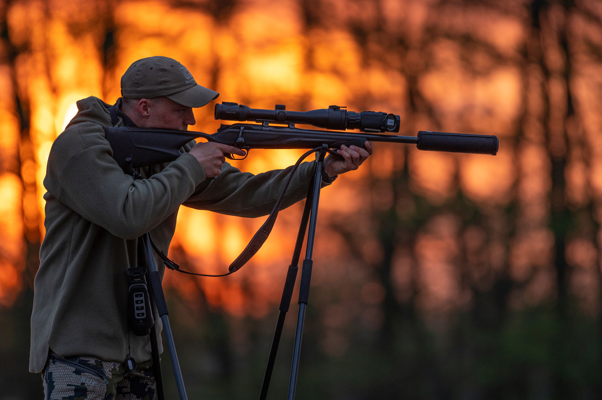 Jäger mit Nachtsichtvorsatzgerät