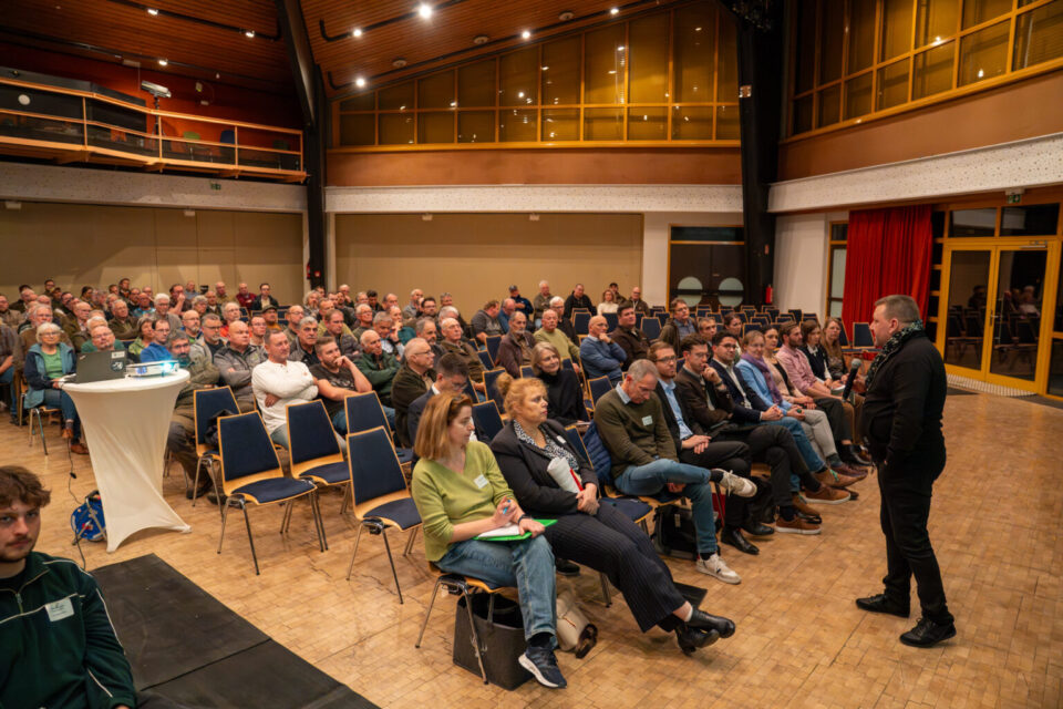 Matthias Schimpf, Hauptamtlicher Kreisbeigeordneter des Landkreises Bergstraße, vor Publikum