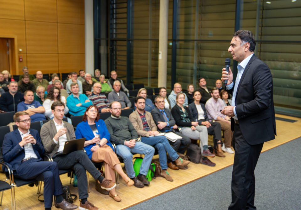 Erster Kreisbeigeordnete Adil Oyan (Kreis GG) dankt allen Beteiligten