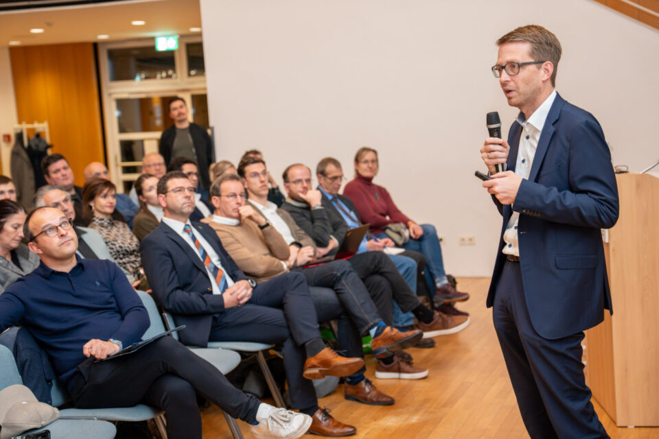 Staatssekretär Michael Ruhl (rechts im Bild) appellierte an die Jägerinnen und Jäger